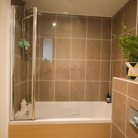 Central 1 Bedroom Harbourside Flat With River Views