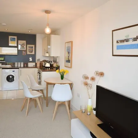 Апартаменти Central 1 Bedroom Harbourside Flat With River Views