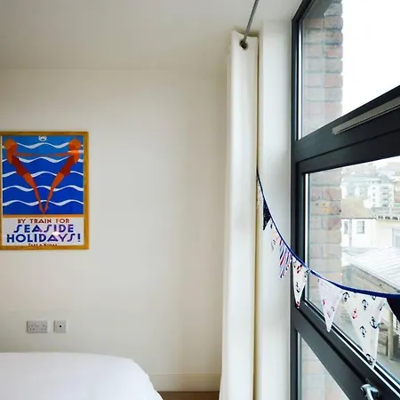 Central 1 Bedroom Harbourside Flat With River Views *