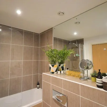 Central 1 Bedroom Harbourside Flat With River Views Апартаменти