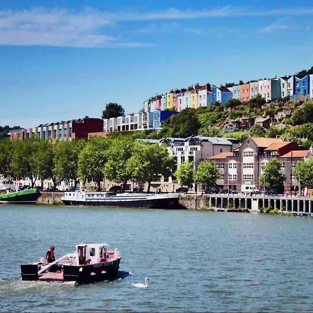 Апартаменти Central 1 Bedroom Harbourside Flat With River Views